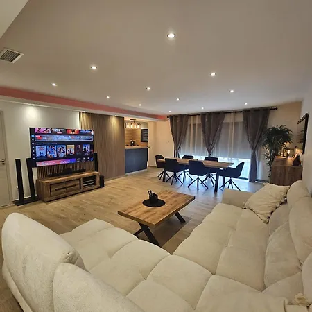 Hébergement de vacances Maison De Familiale Avec Piscine *